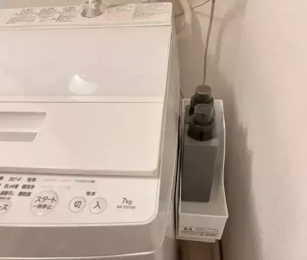 洗濯機横にラックは要りません！　100均『ブックエンド』を貼るだけで収納が倍になった