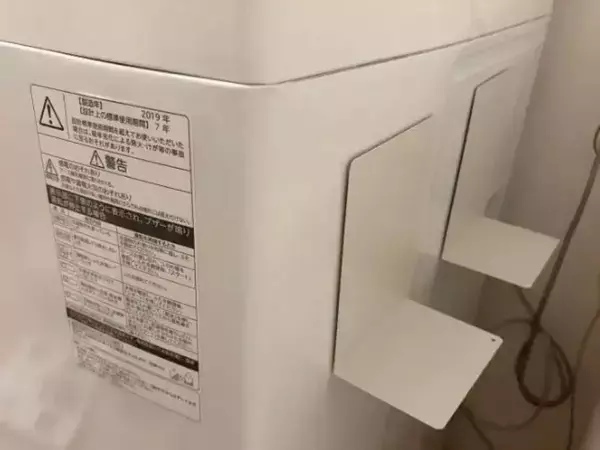 洗濯機横にラックは要りません！　100均『ブックエンド』を貼るだけで収納が倍になった