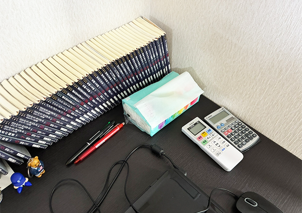 デスク下に『2本のつっぱり棒』を設置すればOK　スッキリ片づく収納ワザに「すごく助かる！」