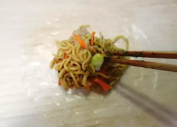 「何これ！」　ライスペーパーで焼きそばを巻いたら家族が…【アレンジレシピ】
