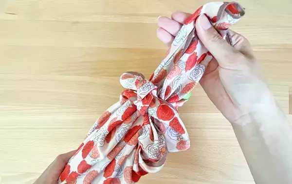 出先で買ったペットボトル、持ち歩きに困ってない？　ハンカチ1枚で「即席ホルダー」【30秒でできる】