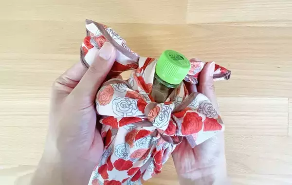 出先で買ったペットボトル、持ち歩きに困ってない？　ハンカチ1枚で「即席ホルダー」【30秒でできる】