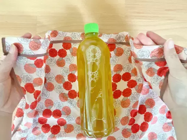 出先で買ったペットボトル、持ち歩きに困ってない？　ハンカチ1枚で「即席ホルダー」【30秒でできる】