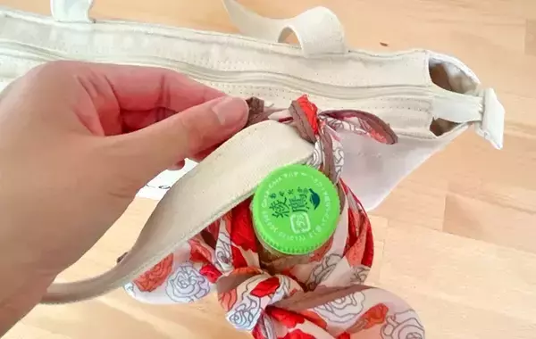 出先で買ったペットボトル、持ち歩きに困ってない？　ハンカチ1枚で「即席ホルダー」【30秒でできる】