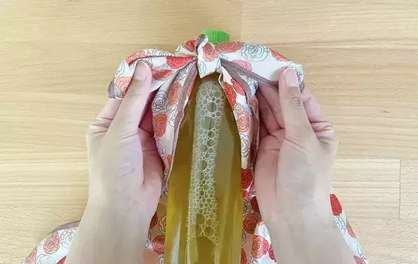 出先で買ったペットボトル、持ち歩きに困ってない？　ハンカチ1枚で「即席ホルダー」【30秒でできる】