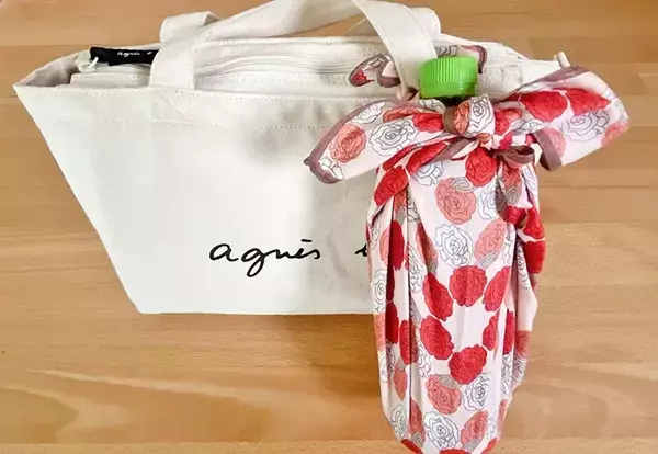 出先で買ったペットボトル、持ち歩きに困ってない？　ハンカチ1枚で「即席ホルダー」【30秒でできる】