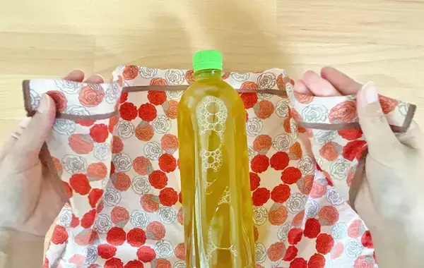 出先で買ったペットボトル、持ち歩きに困ってない？　ハンカチ1枚で「即席ホルダー」【30秒でできる】