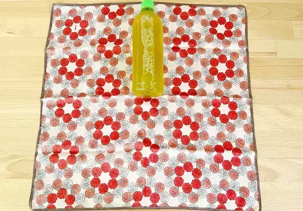 出先で買ったペットボトル、持ち歩きに困ってない？　ハンカチ1枚で「即席ホルダー」【30秒でできる】