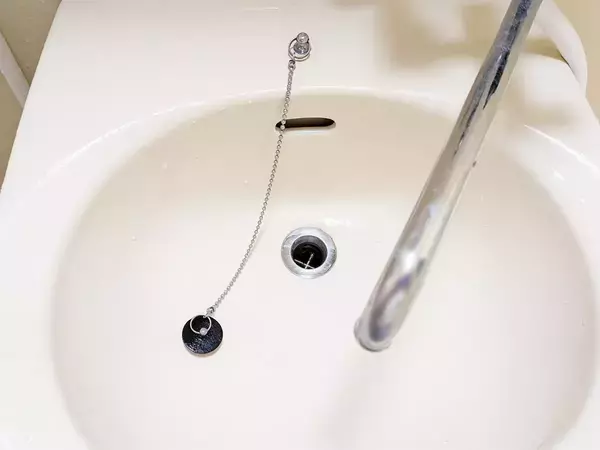 洗面器の栓、使わない時は開けておく？閉めておく？　リクシルに聞いた「正解」は…