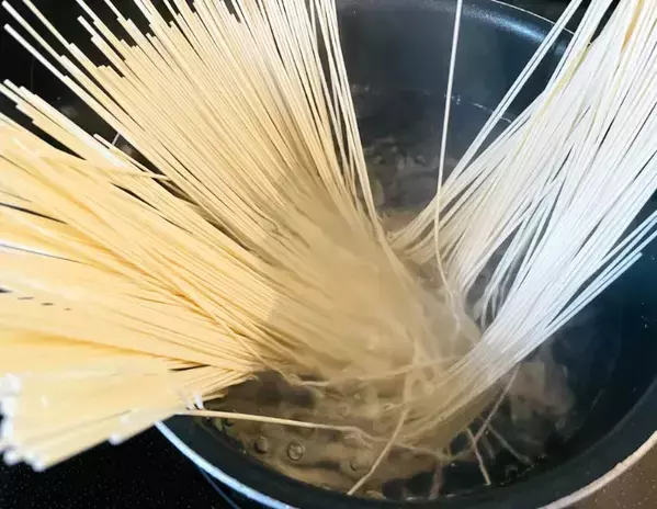 そうめん3束ペロリ！　めんつゆだけじゃない食べ方に「箸が止まらない」【簡単アレンジ】