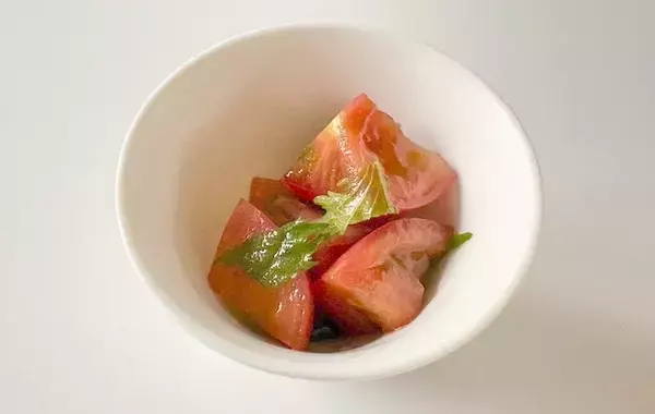 「大葉をちぎって加えて」　大量に作りたくなる『トマト』の簡単レシピ