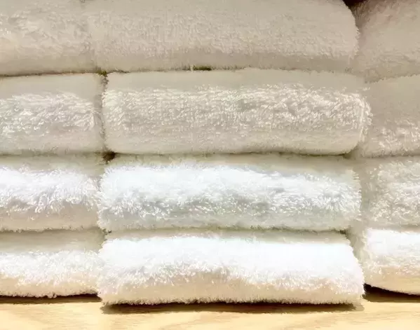 洗面所の棚を開けて思わず二度見？　崩れないタオルの秘密に「この発想はなかった」【家事テク4選】