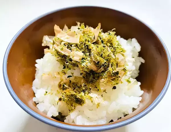 ふりかけ、買わなくてもいいかも！　とろろ昆布でパッと作る『サクサクふりかけ』が子供に好評