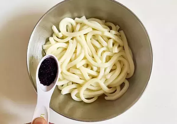 【調理10分】ふりかけ『ゆかり』をうどんに入れたら…　箸が止まらない絶品レシピ