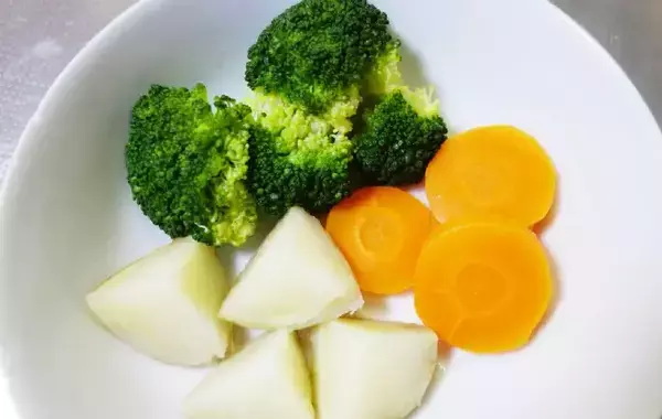 鶏むね肉はこう使う！　包丁いらずで驚くほどジューシーな絶品レシピ