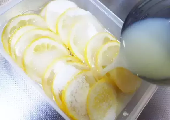 レモンを漬けたのは“ハチミツ”ではなく？　炭酸で割ったら子供「暑い日にぴったり」