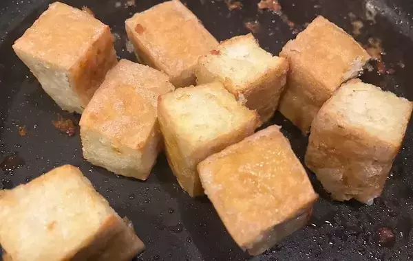 厚揚げなのにお肉のような満足感！フライパンで焼くだけのおかずに「ご飯がすすむ」