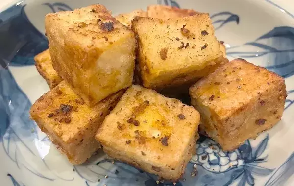 厚揚げなのにお肉のような満足感！フライパンで焼くだけのおかずに「ご飯がすすむ」