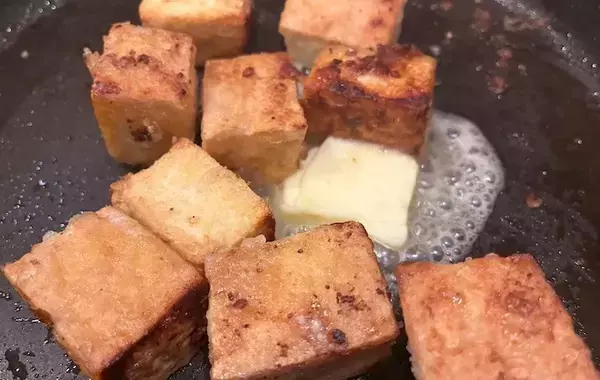 厚揚げなのにお肉のような満足感！フライパンで焼くだけのおかずに「ご飯がすすむ」