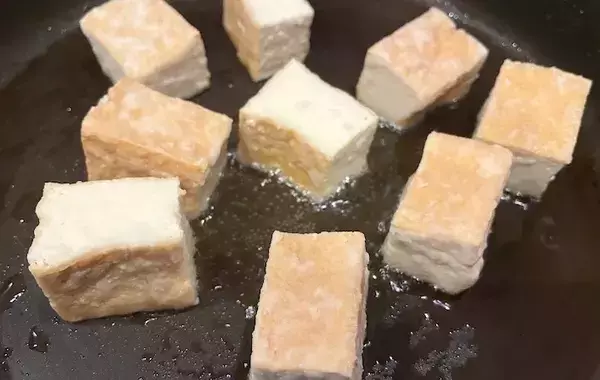 厚揚げなのにお肉のような満足感！フライパンで焼くだけのおかずに「ご飯がすすむ」