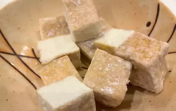 厚揚げなのにお肉のような満足感！フライパンで焼くだけのおかずに「ご飯がすすむ」