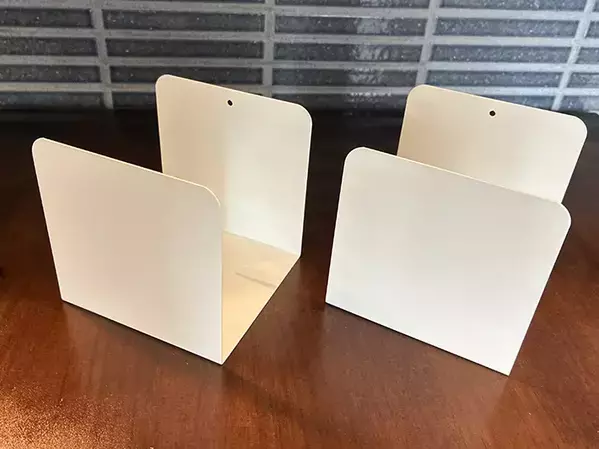 100均『U型ブックスタンド』に本は置きません！　2個を組み合わせると、家中で使える『ゴミ箱』になった