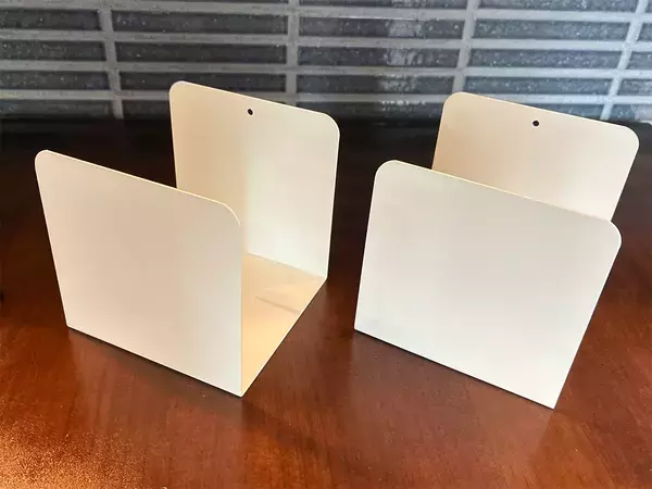 100均『U型ブックスタンド』に本は置きません！　2個を組み合わせると、家中で使える『ゴミ箱』になった