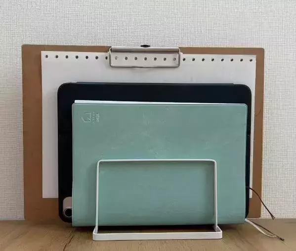 キーボードや手帳、積み重ねるのをやめてみた　100均グッズで変わったデスクがこちら