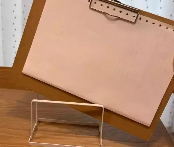 キーボードや手帳、積み重ねるのをやめてみた　100均グッズで変わったデスクがこちら