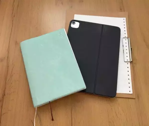 キーボードや手帳、積み重ねるのをやめてみた　100均グッズで変わったデスクがこちら