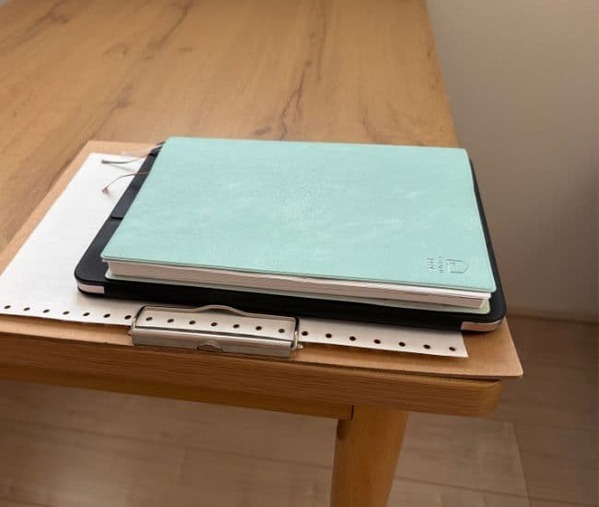 キーボードや手帳、積み重ねるのをやめてみた　100均グッズで変わったデスクがこちら