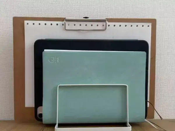 キーボードや手帳、積み重ねるのをやめてみた　100均グッズで変わったデスクがこちら
