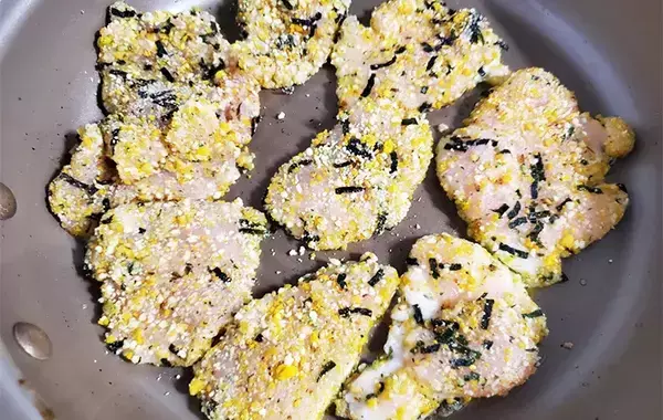 鶏むね肉のマンネリはこれで解決！　調味料いらずの“簡単”おかず【レシピ】