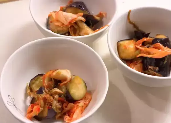 【火を使わず5分】チンして和えるだけ！　『ナス×キムチ』の簡単副菜に箸が止まらない