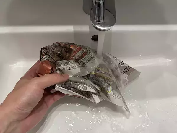 捨てる新聞紙が『掃除』に使える！　1枚を水に濡らす方法が「簡単で便利」