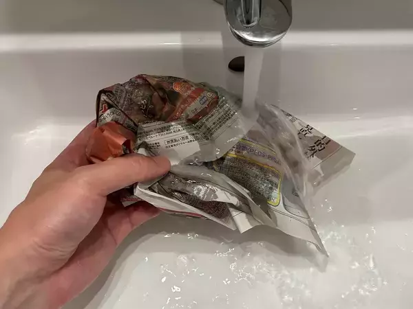 捨てる新聞紙が『掃除』に使える！　1枚を水に濡らす方法が「簡単で便利」