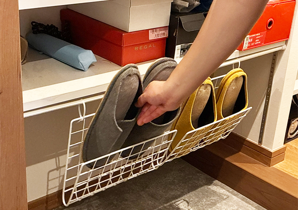 玄関の“もったいない隙間”が収納場所に！　ワイヤーネットの活用テクに「こういうのが欲しかった」