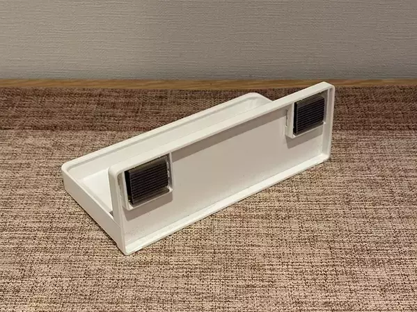 100均で買った『ブックエンド』　小物トレイと組み合わせると…「これは助かる！」