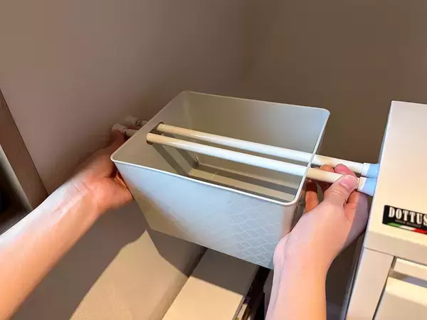 バスケットにつっぱり棒を通すだけ！　キッチンの収納スペースを増やすアイディアが「これは嬉しい」