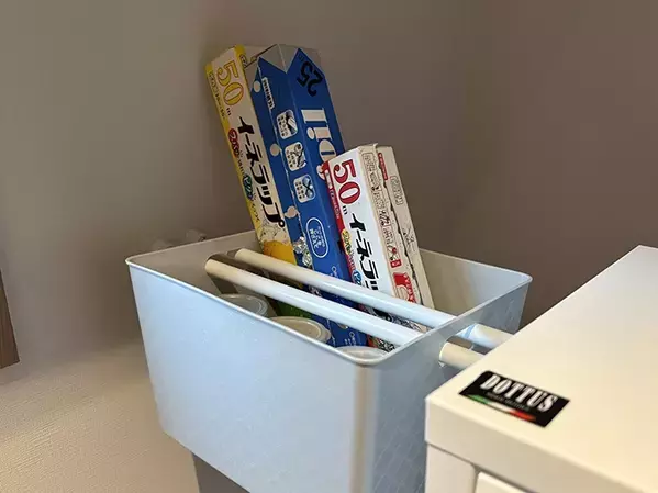 バスケットにつっぱり棒を通すだけ！　キッチンの収納スペースを増やすアイディアが「これは嬉しい」