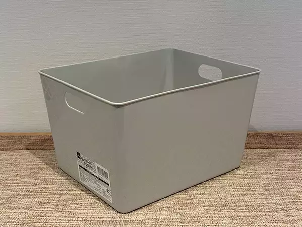 バスケットにつっぱり棒を通すだけ！　キッチンの収納スペースを増やすアイディアが「これは嬉しい」