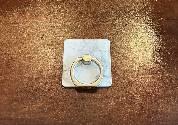 ダイソーで買ったスマホリング、「床」に貼ったら感動！　じゃない使い方が超実用的だった
