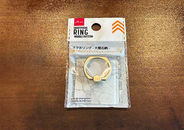 ダイソーで買ったスマホリング、「床」に貼ったら感動！　じゃない使い方が超実用的だった
