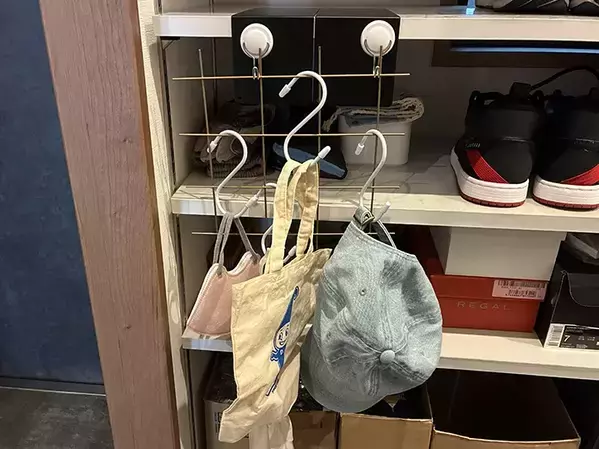 3分で玄関にオシャレな『浮かせる収納』が完成！　100均アイテム4種の簡単な活用法