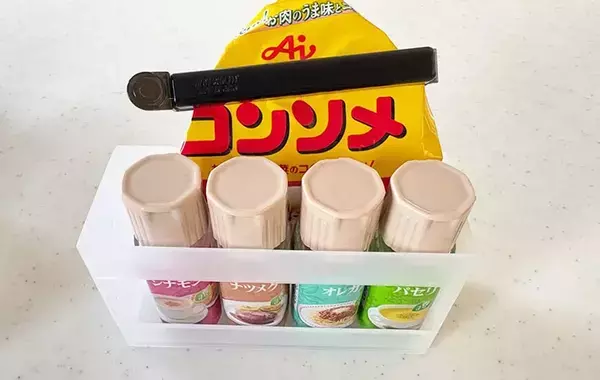 無印で買った『250円のメイク用ケース』　思わぬ活用法で「狭いキッチンが快適！」