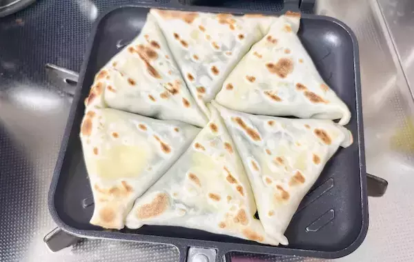 材料3つだけ！　餃子の皮で包む簡単つまみに「1箱分じゃ足りなかった」