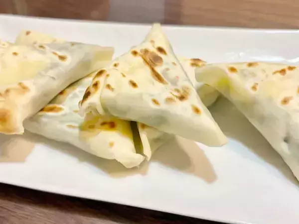 材料3つだけ！　餃子の皮で包む簡単つまみに「1箱分じゃ足りなかった」