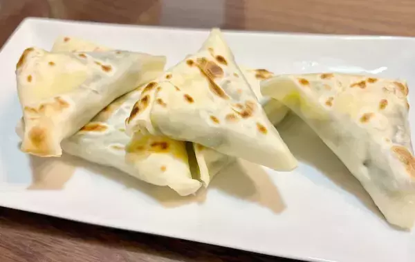 材料3つだけ！　餃子の皮で包む簡単つまみに「1箱分じゃ足りなかった」