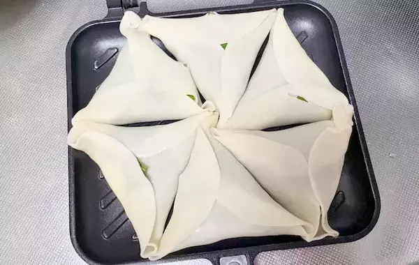材料3つだけ！　餃子の皮で包む簡単つまみに「1箱分じゃ足りなかった」