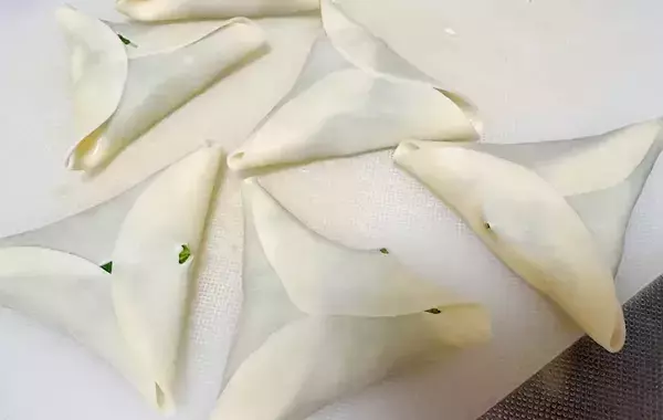 材料3つだけ！　餃子の皮で包む簡単つまみに「1箱分じゃ足りなかった」